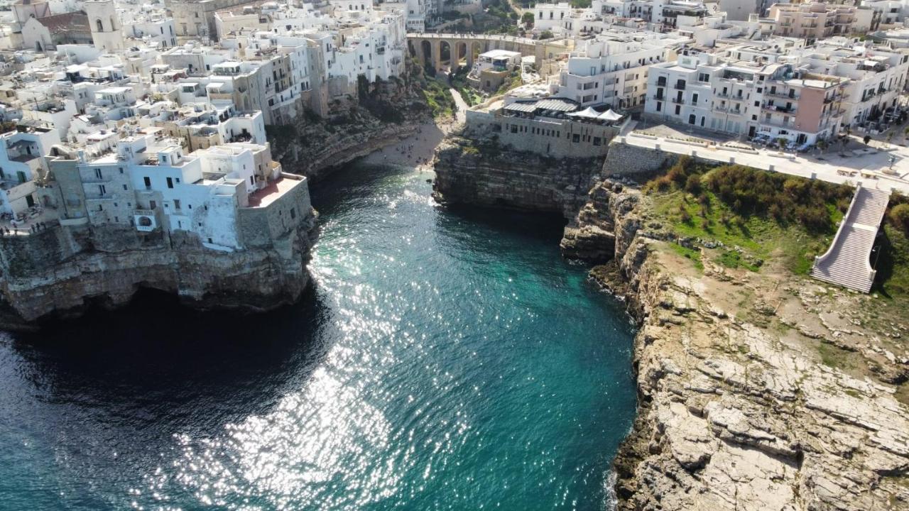 Polignano A Mare: Sulla Piazza Di Domenico Modugno Villa Luaran gambar