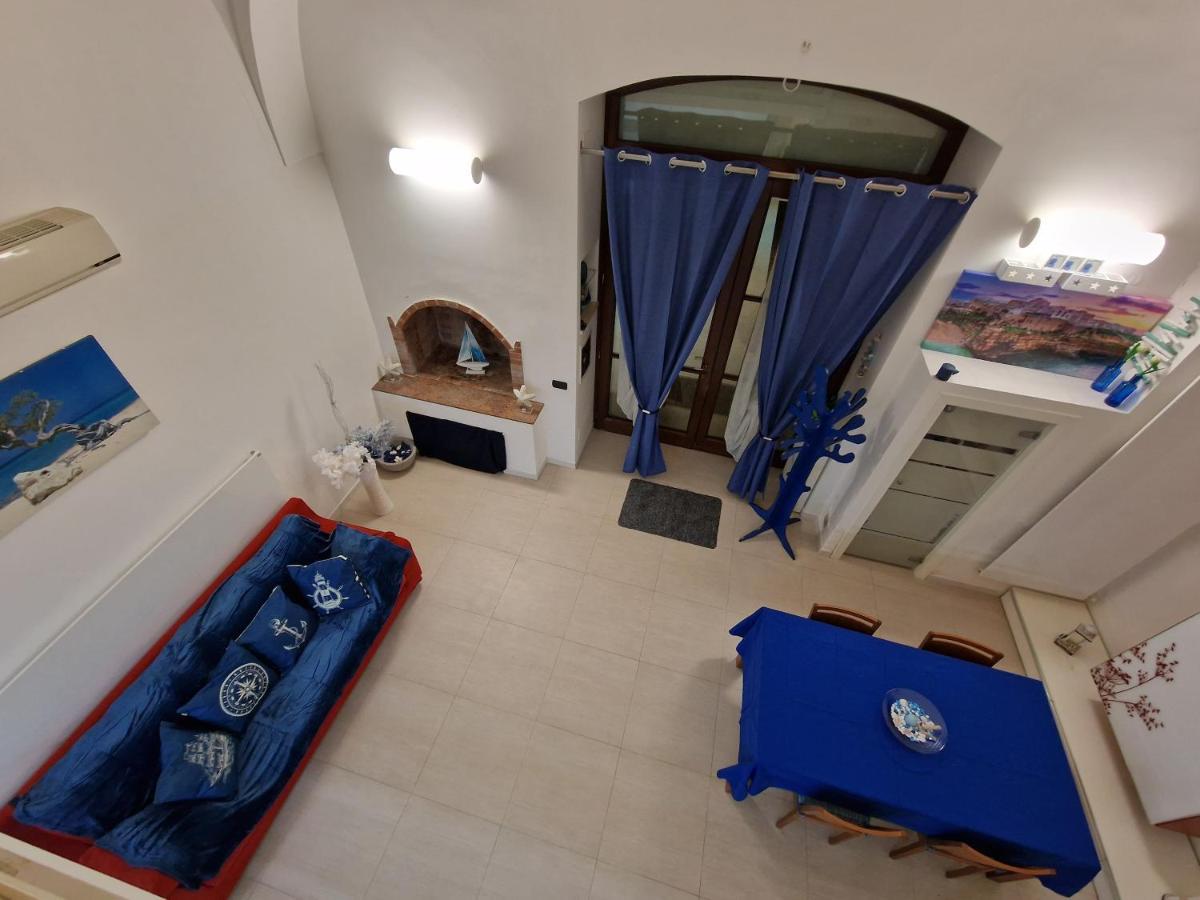 Polignano A Mare: Sulla Piazza Di Domenico Modugno Villa Luaran gambar