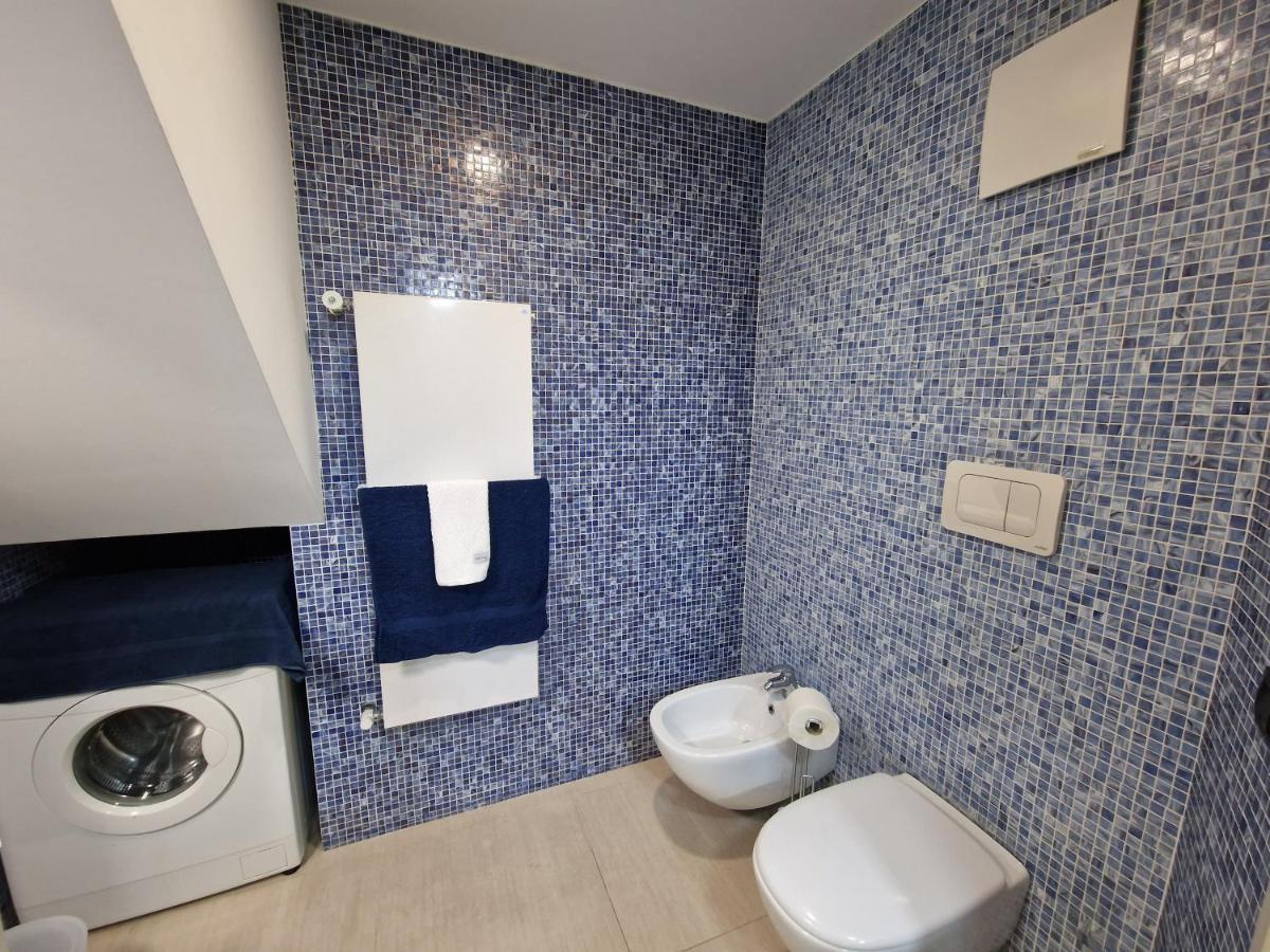 Polignano A Mare: Sulla Piazza Di Domenico Modugno Villa Luaran gambar